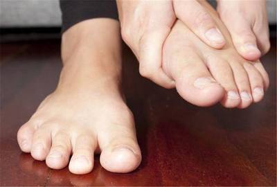 糖尿病足的早期信号：脚上出现这4种变化，赶紧查